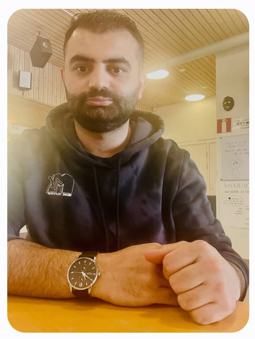 En deltagare i Samordningsförbundet östra Södertörn, Mohammad, visar engagemang och fokus.