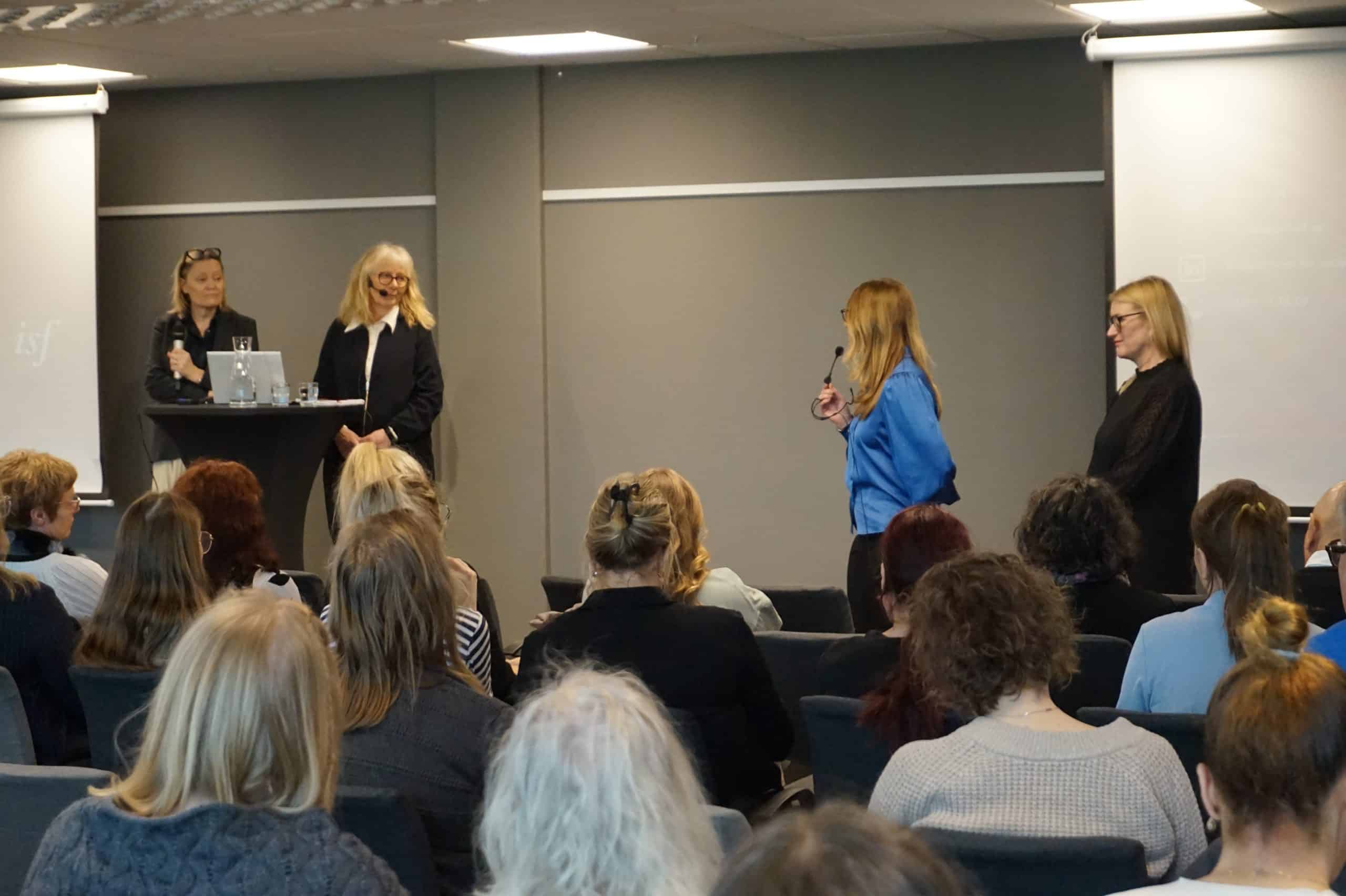 Kommunikation under forskarseminarium i ett konferensrum.