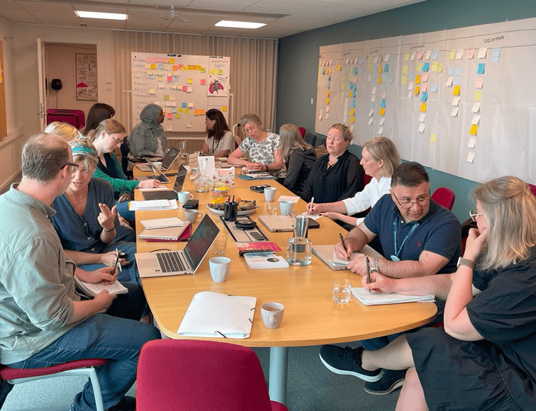 Gruppmöte under kick-off för SFI-piloten i östra Södertörn.
