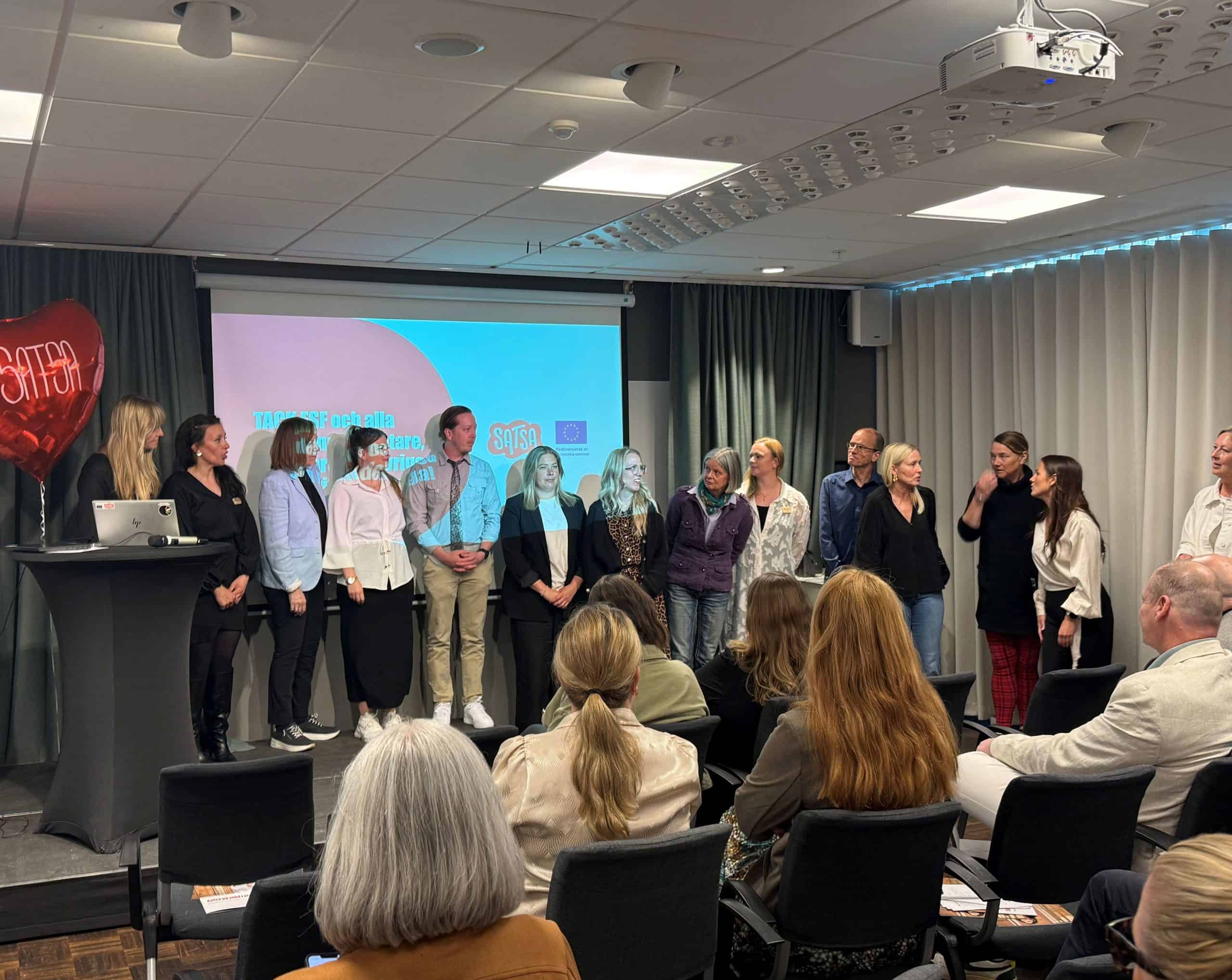 Samordningsförbundet östra Södertörn presenterar ett team på scenen under ett möte.