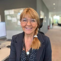 Samordningsf&ouml;rbundets nya f&ouml;rbundschef, leende kvinna med glas&ouml;gon, v&auml;lkomnas till kontoret.
